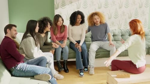 Femme expliquant une histoire choquante et drôle à ses amis