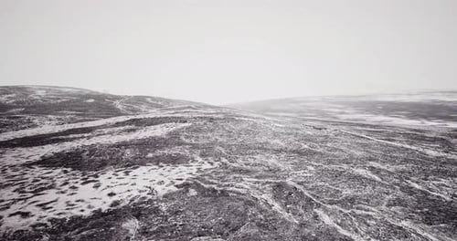 La beauté transformatrice d'un paysage enneigé sous un ciel nuageux