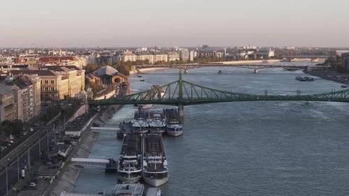 Vídeo aéreo urbano sobre a cidade de Budapeste em um dia ensolarado Hungria