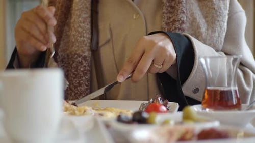 Genießen Sie ein köstliches Frühstück mit Tee und frischem Obst