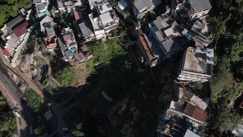 Aéreo para trás, de cima para baixo e inclinação para cima, mostrando a pequena favela do Rio de Janeiro, Chácara, nas encostas.