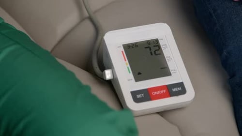 Gros plan du Tensiomètre Électronique affichant la mesure à l'intérieur