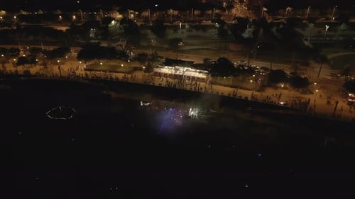 Nachtaufnahme von Sant Joan Nacht des Feuerwerks am Strand von Barcelona, Spanien