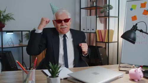 Glücklicher Senior Geschäftsmann tanzt Siegestanz feiert Erfolg am Wochenende Urlaub Sieg im Büro