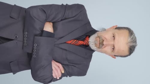 Vertikales Video eines alten Geschäftsmannes, der Nein zur Kamera sagt.