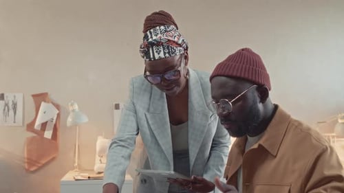 Modedesignerin berät Chefin über Bekleidungsdesign
