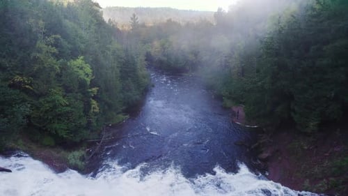 Cascada Cinemática de la Hora Dorada de la Península Upper Peninsula MI - Agate Falls