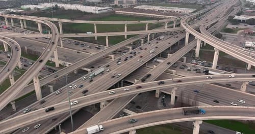 Vista aérea con un Zumbido del complejo intercambio de autopistas urbanas de varios niveles