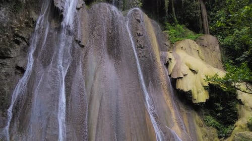 Une superbe cascade War Inkabom descend en cascade d'une falaise rocheuse pour se jeter dans une piscine paisible.