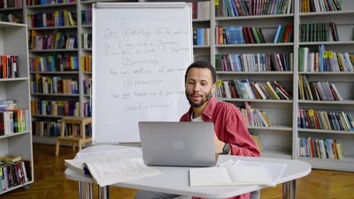 Angenehmer afroamerikanischer Lehrer, der eine Online-Beratung per Videolink mit dem Schüler durchführt