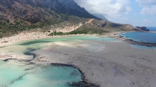 La laguna y la playa de Balos Beach en Creta, Grecia, vistas desde lo alto, un sobrevuelo aéreo revela una imagen