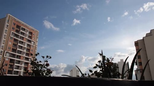 Weitwinkel-Zeitrafferaufnahme eines wolkenblauen Himmels kurz vor Sonnenuntergang in Bucaramanga, Kolumbien 4k