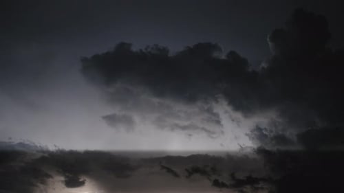 Blitz in der Nacht in Frankreich im Himmel mit Wolken