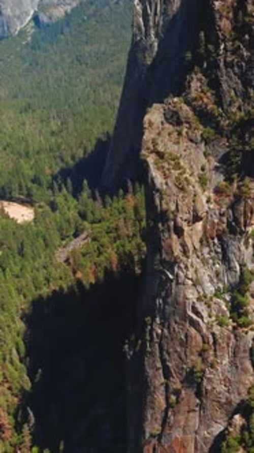 Atemberaubender Blick auf den Klippenfelsen bei sonnigem Tag. Kleiner Bach, der vom Berg nebenan fließt.