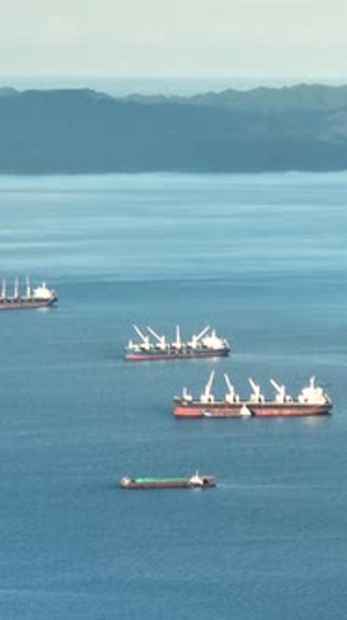 Frachtschiff über dem Blauen Meer auf den Philippinen