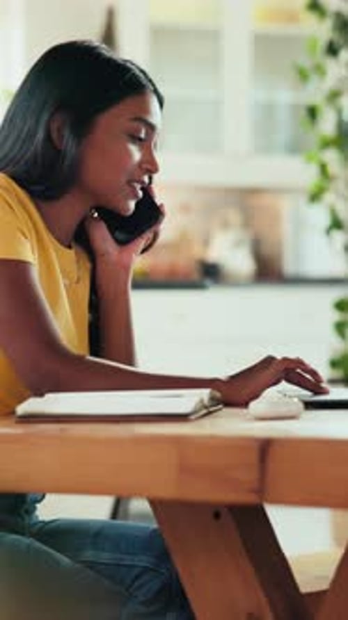 Femme, écriture et appel téléphonique pour le travail à distance avec un ordinateur portable, des recherches journalistiques ou la collecte d'informations