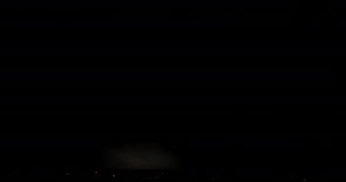 Während eines schweren Gewitters ist am dunklen Himmel eine spektakuläre Blitzanzeige zu sehen