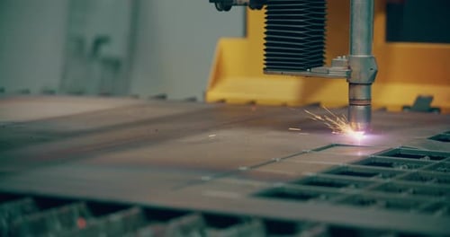 Plasma Laser Cutting Metal Sheet with Sparks High Temperature