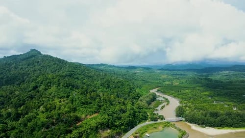 Zumbido aéreo de ríos y montañas en Aceh jaya, Indonesia