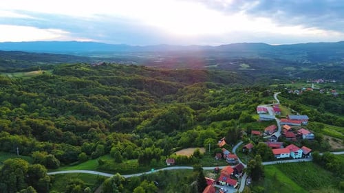 Kleines Dorf mit Straßen im Wald und Gebirgstal in Kroatien