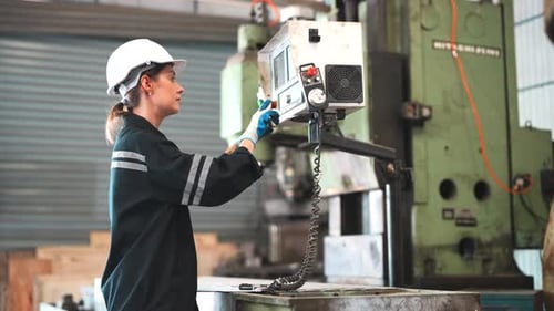 Arbeiter, der an einer manuellen Drehmaschine arbeitet. Metallarbeiter in der Werkstatt
.