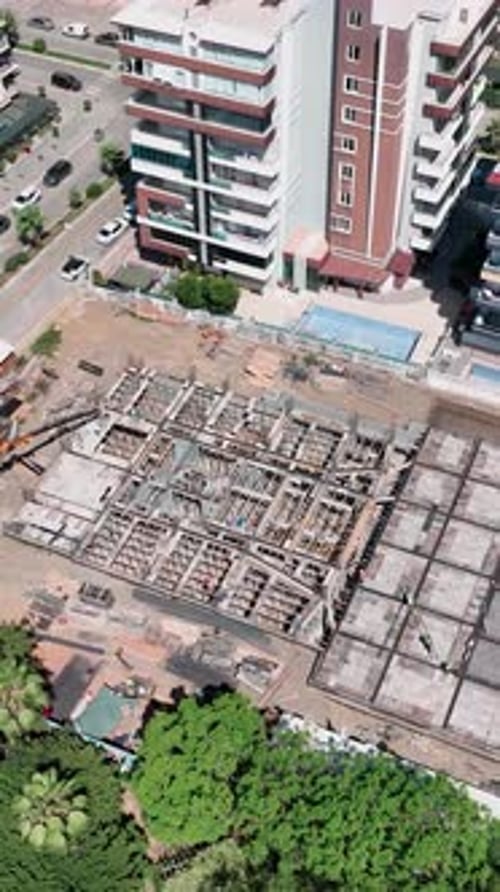 Vídeo vertical: Construcción de viviendas costeras en el Mediterráneo mientras constructores e ingenieros se preparan