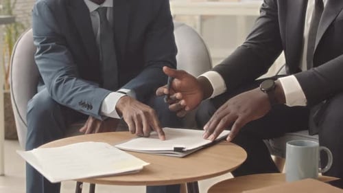 Empresários concluindo contrato durante reunião de escritório