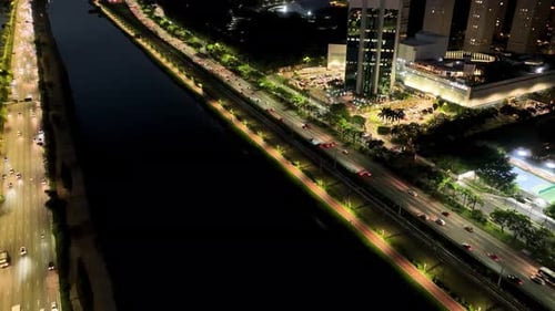 Paisagem noturna da rodovia Marginal Pinheiros em São Paulo, Brasil