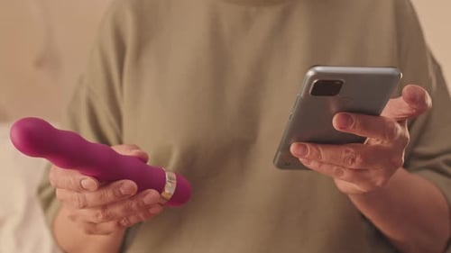 Reife Frau benutzt Vibrator im Bett Reife Frau benutzt Vibrator im Bett