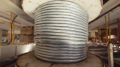 Moderner Herstellungsprozess für Drahtseile im Werk. 4K. Kabelfabrik. Herstellungsprozess von Draht