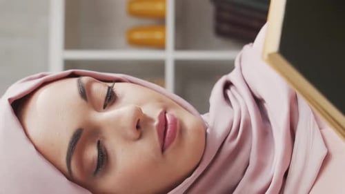Nahaufnahmeporträt eines jungen muslimischen Mädchens mit Hijab und Schutzmaske Eine traurige Frau aus dem Nahen Osten ist