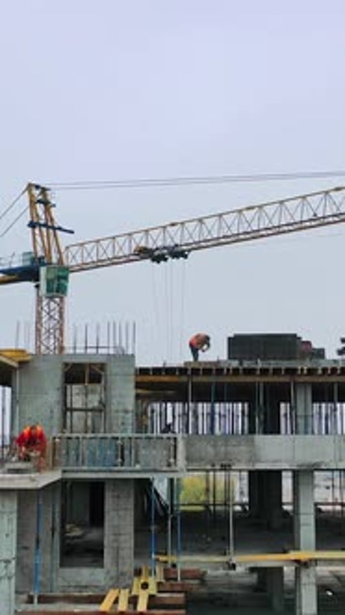 Sobrevolando el sitio de construcción. Grúa de construcción sobre fondo de edificio