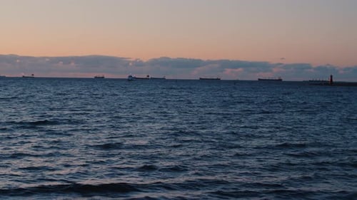 Time Lapse Seascape com navios entrando no porto ao pôr do sol ao entardecer