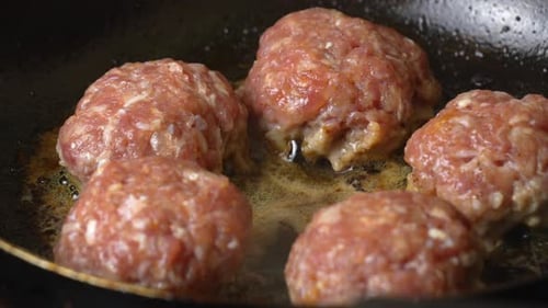Fleischpastetchen oder Schnitzel in Form von Schnitzeln, in Öl in einer Pfanne gebraten,