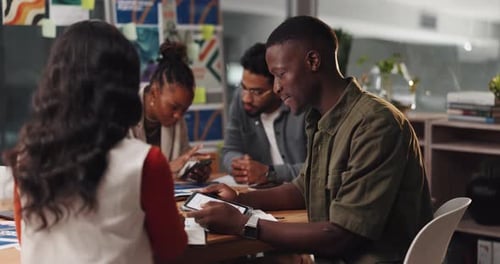 Homem, discussão e tablet no escritório para reuniões, criatividade ou debate de ideias com a equipe de design