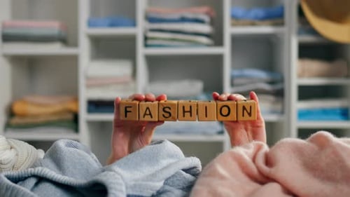 Letras de moda. Texto em palavras: moda e estilo de roupa, garota branca ativa segura a inscrição