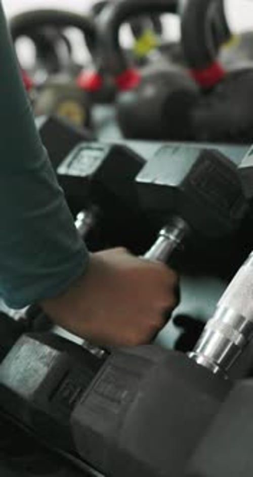 Mancuernas, manos y persona en el gimnasio, entrenamiento y desafío con bienestar, ejercicio y objetivos