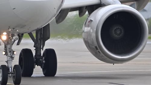 Riesiges Flugzeugtriebwerk, Nahaufnahme, sich vorwärts bewegt, Hitzedunst, fernes Flugzeug, das sich dahinter aufstellt