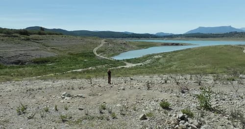 Vue aérienne d'un réservoir asséché avec une femme en randonnée, Espagne.