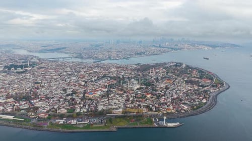 Weitwinkelaufnahme des Istanbuler Stadtteils Sultanahmet mit dicht besiedelten historischen Gebäuden, Moscheen, Türkei