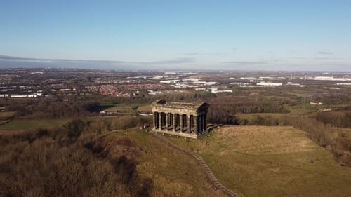 Luftbild, rotierende Aufnahme über einer wunderschönen antiken Säulenstruktur über einer Hügelkuppe mit Blick auf