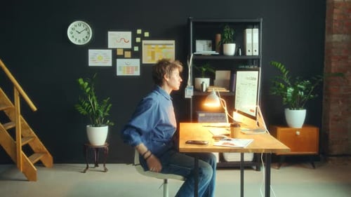 Jeune femme d'affaires marchant dans le bureau et travaillant au bureau