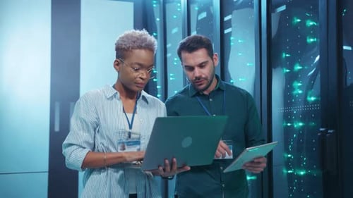 Un equipo dedicado colabora eficazmente en un centro de datos moderno que utiliza tecnología avanzada