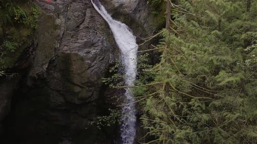Süßwasser, das das Wasser hinunterfließt, fällt um Felsen in kanadischer Natur