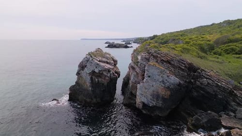 Vista aérea del área natural de Yaylata cerca del pueblo de Rusalka en la costa rocosa del Mar Negro de Bulgaria