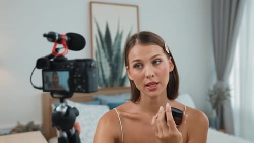 Vídeo tutorial de belleza y cosmética para una mujer joven haciendo contenido. Auditoría
