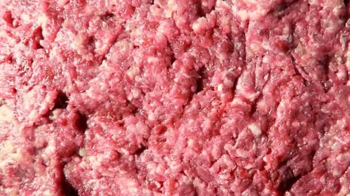 Draufsicht auf rohes Hackfleisch mit Zwiebel, Knoblauch und Gewürz, rohes rotes Hackfleisch, Hintergrund, Vollbild von