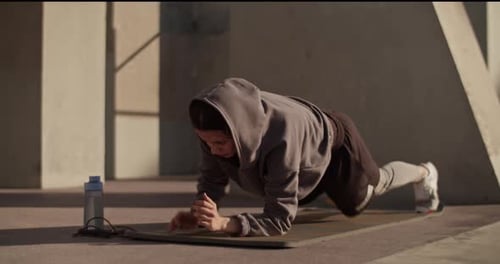 Esportista forte fazendo exercícios abdominais na cidade