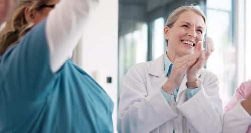 Médico, equipe e aplausos em comemoração pela conquista e meta da saúde