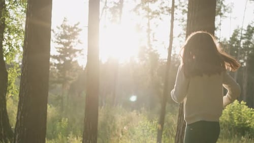Una corredora disfruta de correr en la naturaleza